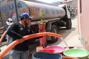 Un tanquero distribuye el líquido en sectores donde no tienen el servicio. Las desaladoras solucionarán el problema de la falta de agua.