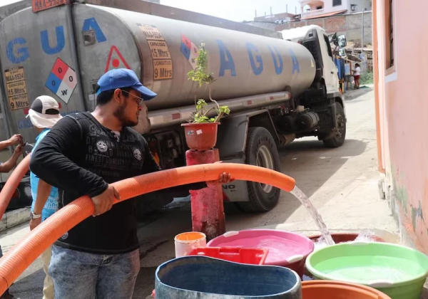 Un tanquero distribuye el líquido en sectores donde no tienen el servicio. Las desaladoras solucionarán el problema de la falta de agua.