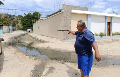 Ángel Espinoza, residente de la zona baja, muestra el recorrido de las aguas negras en el barrio.