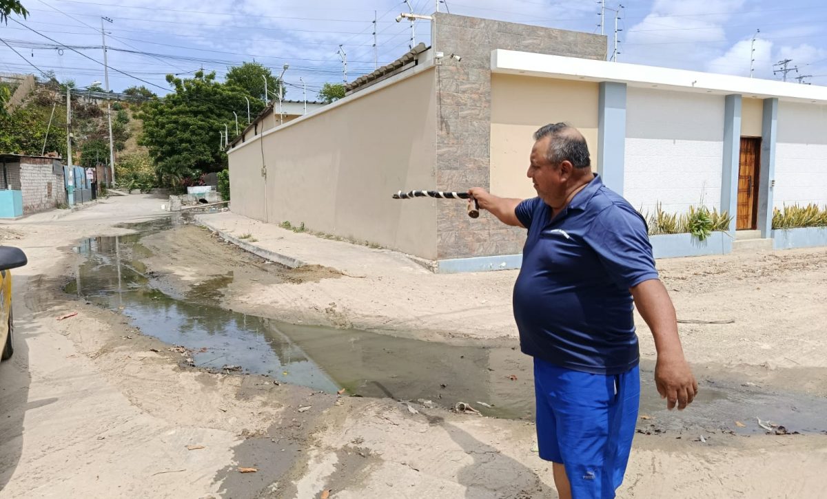 Ángel Espinoza, residente de la zona baja, muestra el recorrido de las aguas negras en el barrio.