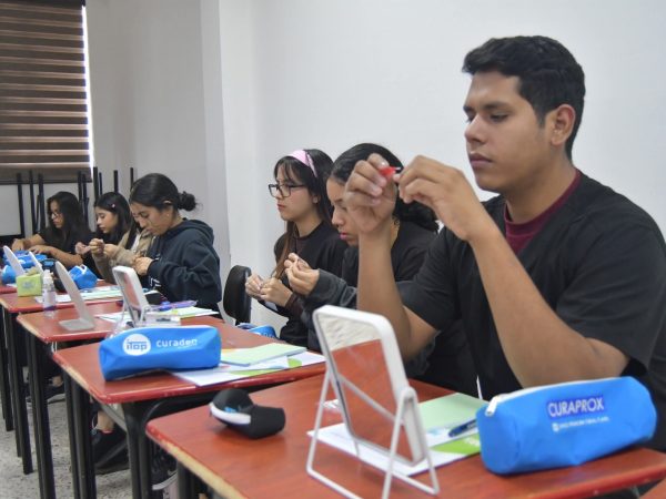 Los estudiantes de sexto nivel de Odontología de la ULEAM participaron en el taller.