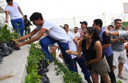 Se retoma la reforestación en Manta; Municipio entrega árboles este jueves a la Unidad Educativa Nazaret.