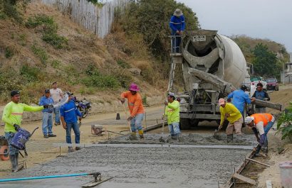 En la ciudadela Azteca la obra avanzan pese a problemas con el asfalto; en este sector la calle es de hormigón armado.