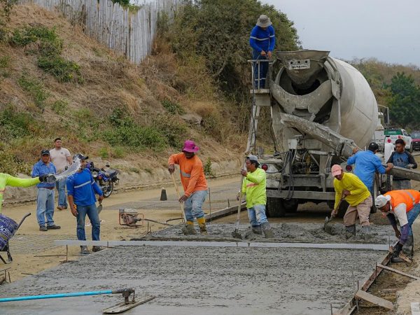 En la ciudadela Azteca la obra avanzan pese a problemas con el asfalto; en este sector la calle es de hormigón armado.