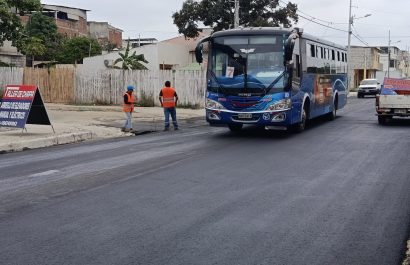 En la avenida 105 se concluyó la pavimentación; quedan pendientes las tapas de hormigón en varios cajetines.