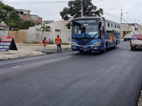 En la avenida 105 se concluyó la pavimentación; quedan pendientes las tapas de hormigón en varios cajetines.