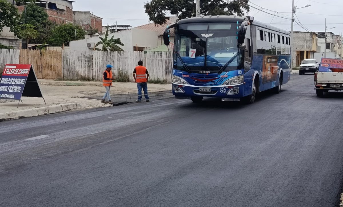 En la avenida 105 se concluyó la pavimentación; quedan pendientes las tapas de hormigón en varios cajetines.
