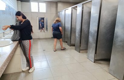 Usuarios aseguran que los baños de la terminal reflejan negligencia en medio de crisis institucional.