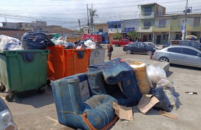 Muebles viejos son dejados por "malos ciudadanos" junto a los contenedores; y eso está prohibido.