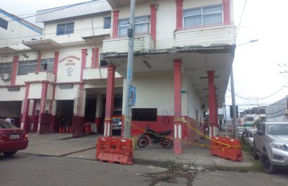 La cinta amarilla de peligro rodea varias columnas que sostienen un área del edificio.