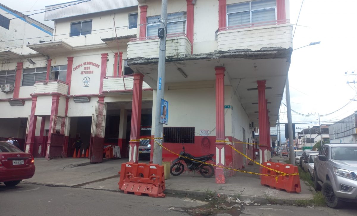 La cinta amarilla de peligro rodea varias columnas que sostienen un área del edificio.