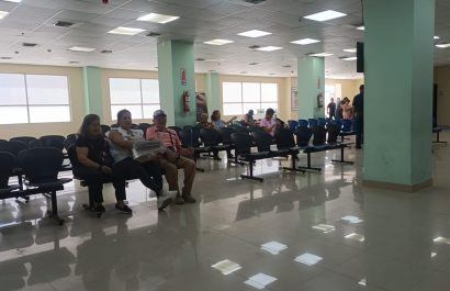 Área de atención al cliente del BIESS Manta está sin climatización; usuarios piden mantenimiento a los aires.