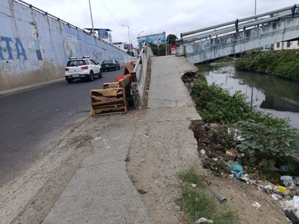 Muebles viejos han sido dejados junto a los puentes peatonales sobre el río Burro, en el barrio Miraflores.