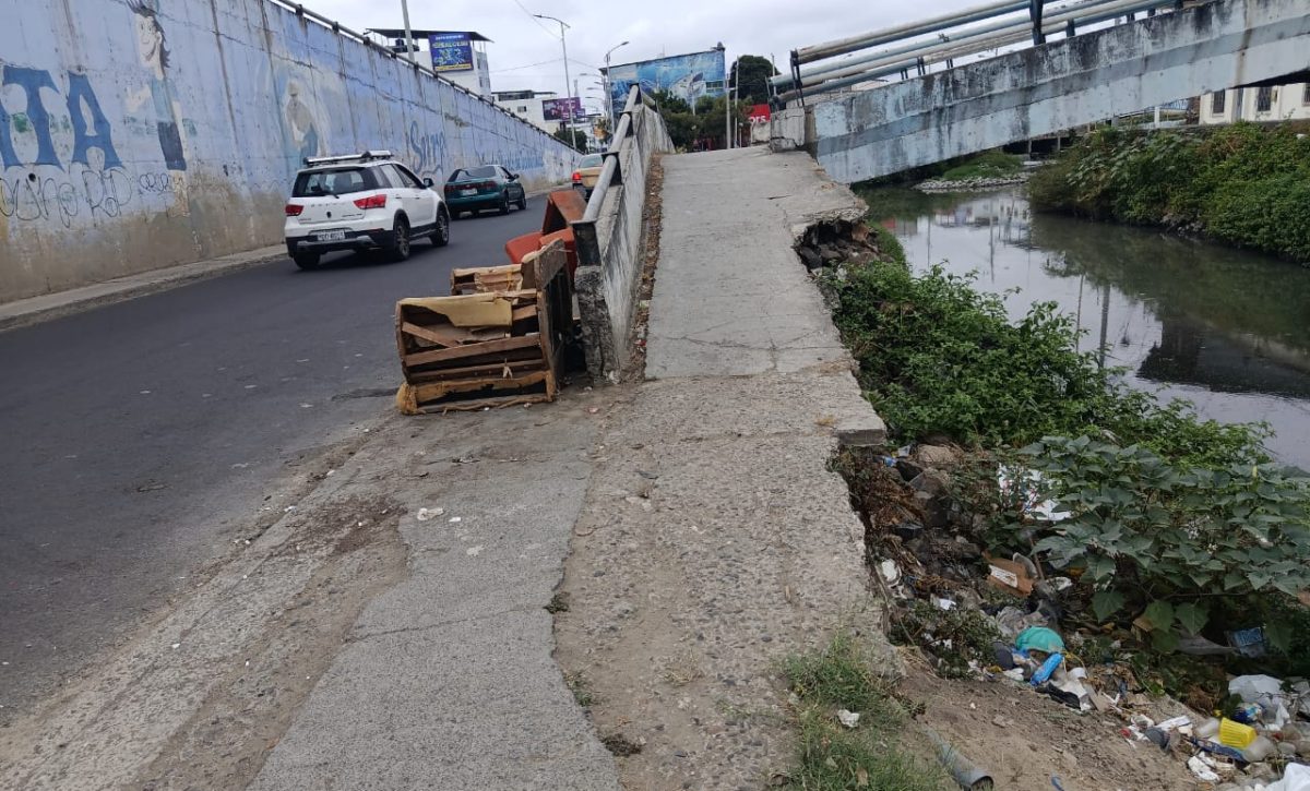 Muebles viejos han sido dejados junto a los puentes peatonales sobre el río Burro, en el barrio Miraflores.