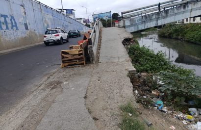 Muebles viejos han sido dejados junto a los puentes peatonales sobre el río Burro, en el barrio Miraflores.