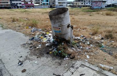 Depósitos de basura dañados en la calle 113 y avenida Venezuela de Manta provocan que los desechos se esparzan.