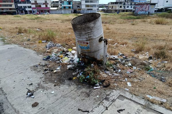 Depósitos de basura dañados en la calle 113 y avenida Venezuela de Manta provocan que los desechos se esparzan.