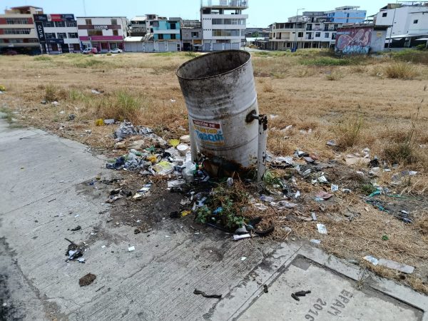 Depósitos de basura dañados en la calle 113 y avenida Venezuela de Manta provocan que los desechos se esparzan.