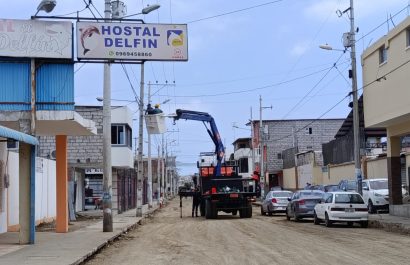 Personal mientras retira y ordena cables en la avenida 105 en Tarqui.