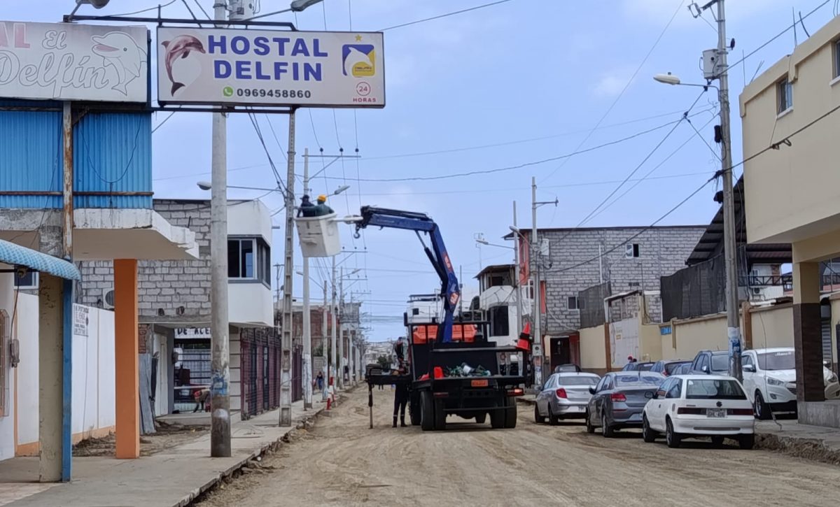 Personal mientras retira y ordena cables en la avenida 105 en Tarqui.