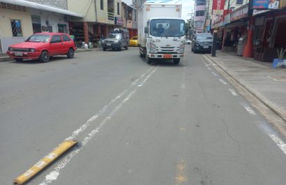 Los camiones que llegan a descargar a los locales se parquean en el espacio de la ciclovía y dañan los separadores de vía.