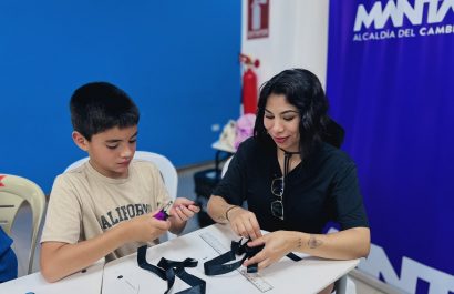 En el taller de porcelana fría participan varias madres y sus hijos.