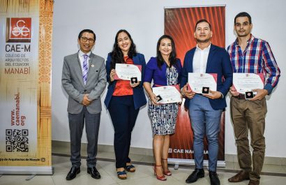 Con la posesión del directorio, Jaime Meza  (segundo desde la derecha) marca el inicio de una gestión a favor del desarrollo de Manabí.