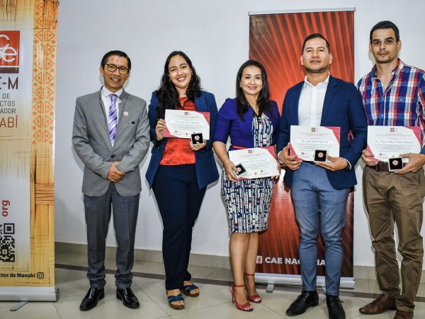 Con la posesión del directorio, Jaime Meza  (segundo desde la derecha) marca el inicio de una gestión a favor del desarrollo de Manabí.