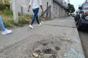 En la avenida Malecón de Manta, pequeños trozos de hierro sobresalen en la vereda.