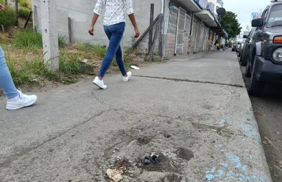 En la avenida Malecón de Manta, pequeños trozos de hierro sobresalen en la vereda.