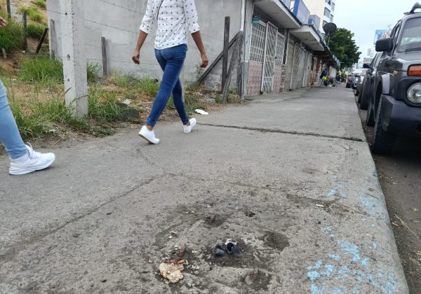 En la avenida Malecón de Manta, pequeños trozos de hierro sobresalen en la vereda.