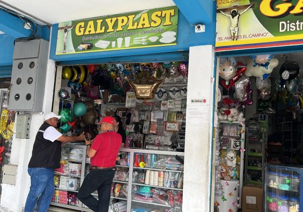 Tres representantes municipales visitaron el sector comercial de Tarqui para anunciar esa nueva ordenanza para los letreros.