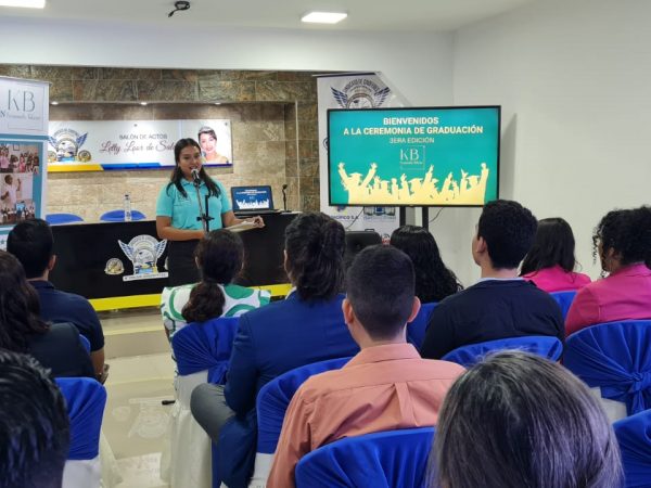 Kenya Briones es reconocida por su capacidad para inspirar y transformar a los jóvenes.