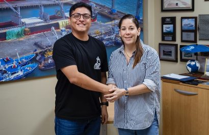 Jonathan Saavedra, de Brighton English School junto a Ingrid Rodríguez de TPM.