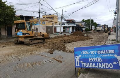 Mientras llega el asfalto, maquinaria excava vías que lo requieren.