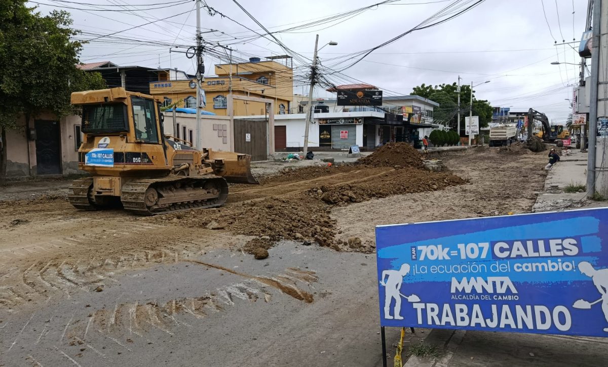 Mientras llega el asfalto, maquinaria excava vías que lo requieren.