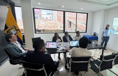 Hugo Vargas, presidente de la Cámara, junto a varios docentes de la Uleam que harán la investigación a favor de las mipymes.