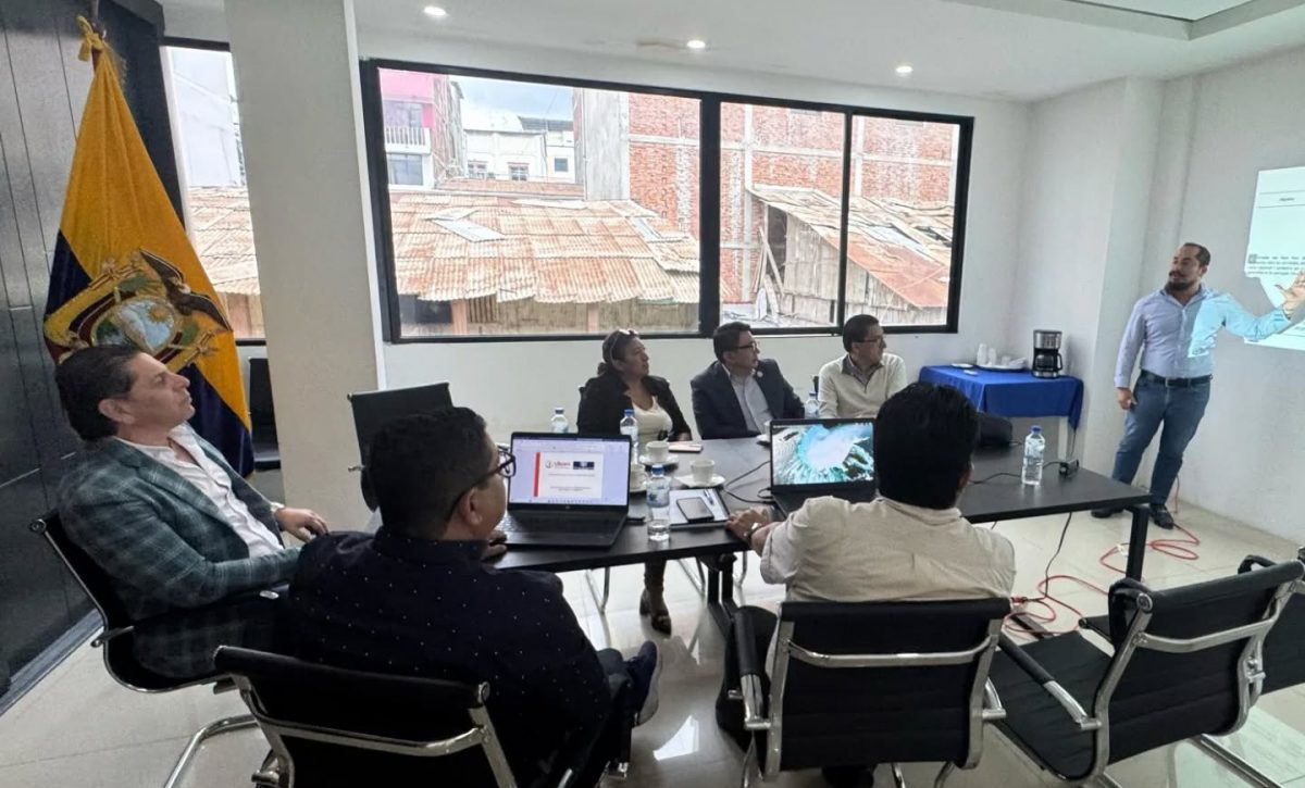 Hugo Vargas, presidente de la Cámara, junto a varios docentes de la Uleam que harán la investigación a favor de las mipymes.