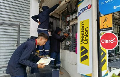 Una cuadrilla mientras reemplazaba medidores en el barrio 8 de Abril.