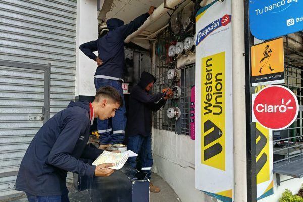 Una cuadrilla mientras reemplazaba medidores en el barrio 8 de Abril.