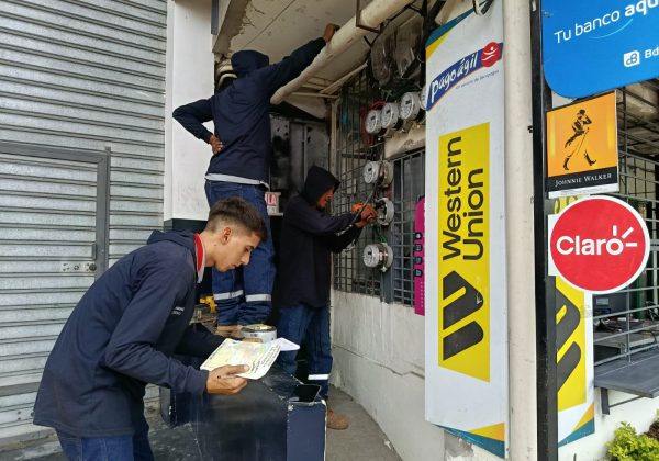 Una cuadrilla mientras reemplazaba medidores en el barrio 8 de Abril.