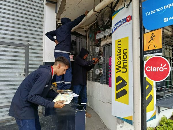 Una cuadrilla mientras reemplazaba medidores en el barrio 8 de Abril.