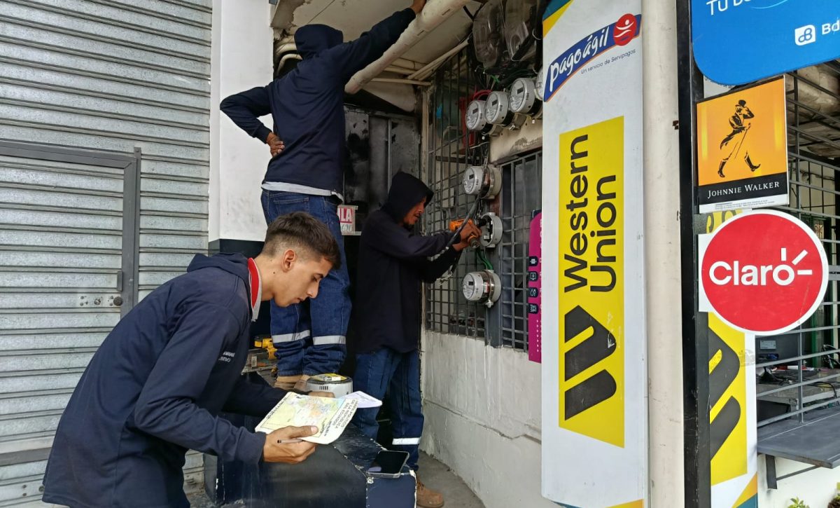 Una cuadrilla mientras reemplazaba medidores en el barrio 8 de Abril.