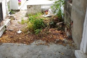 Las hojas secas, la basura y flores viejas son dejadas fuera de los tanques de basura en el cementerio general.