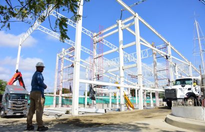 Ya se levantan las estructuras en lo que será el Centro de Convenciones del Pacífico de la Uleam.