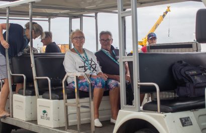 Un grupo de turistas mientras se trasladas dentro del Puerto de Manta hacia la Terminal de Cruceros.