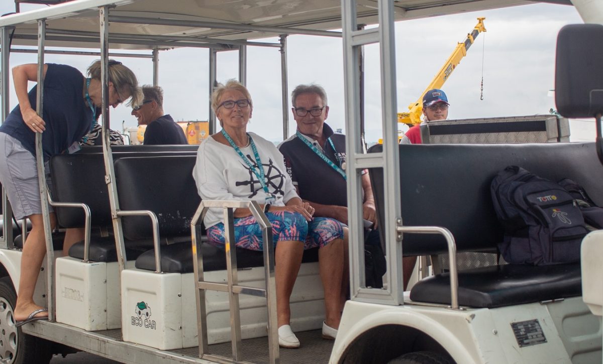 Un grupo de turistas mientras se trasladas dentro del Puerto de Manta hacia la Terminal de Cruceros.