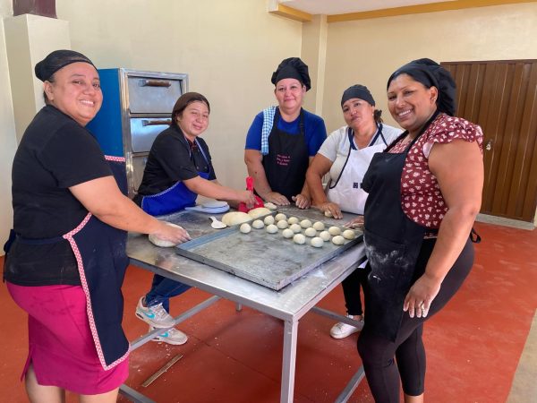 Fe y Alegría impulsa formación gratuita en panadería y auxiliar de enfermería para la comunidad.