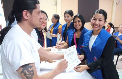 Un grupo de alumnos que se graduó recientemente en los cursos de emprendimiento que imparte Cecal, en Manta.