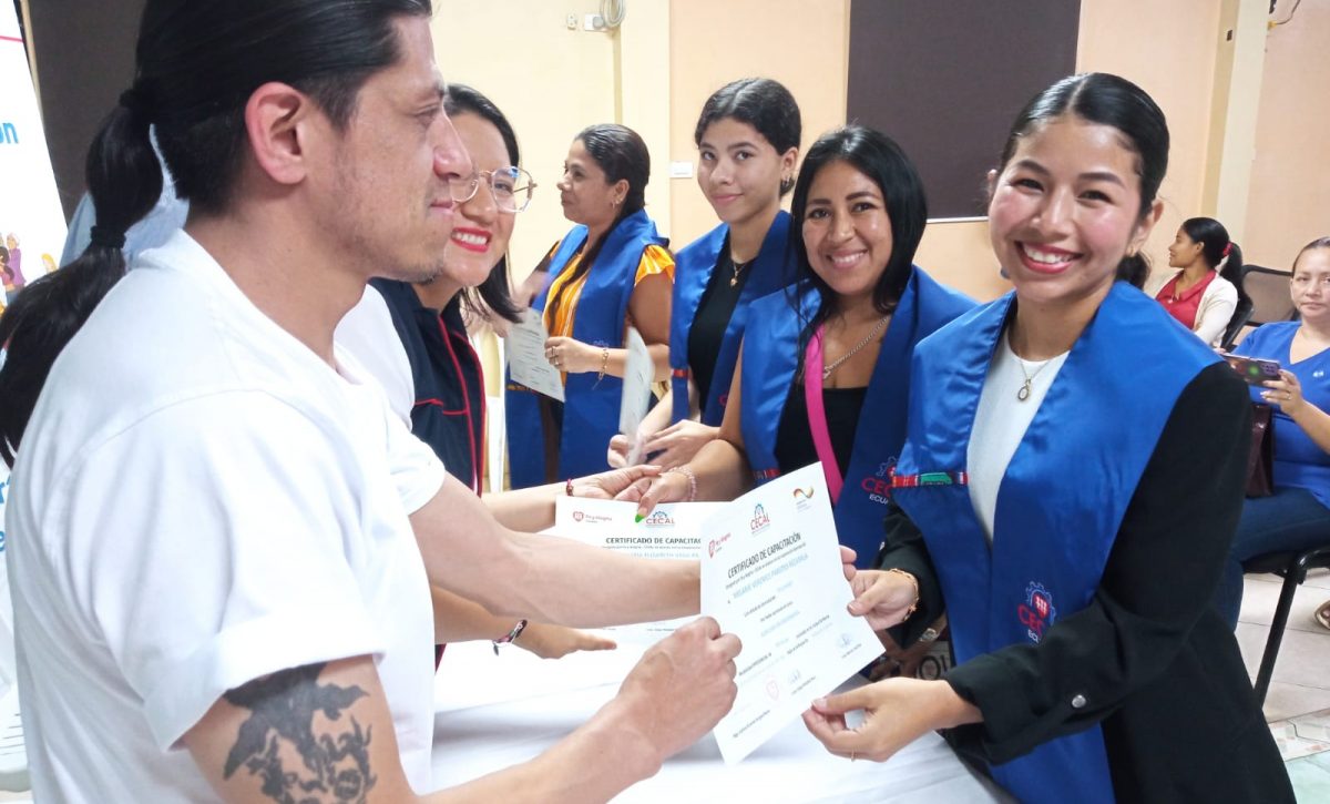 Un grupo de alumnos que se graduó recientemente en los cursos de emprendimiento que imparte Cecal, en Manta.